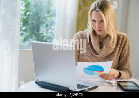 Blond woman working from home Banque D'Images