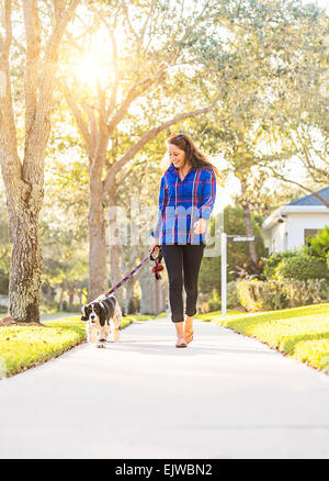 USA, Floride, Jupiter, femme, promener son chien Banque D'Images