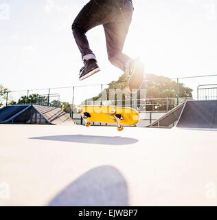 USA, Floride, West Palm Beach, l'homme en skateboard skatepark Banque D'Images