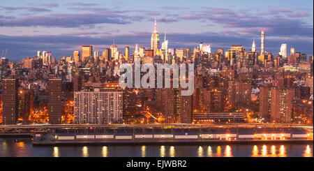 USA, New York, New York, paysage urbain au coucher du soleil Banque D'Images