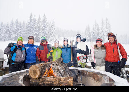 USA, Montana, Whitefish, Portrait de groupe d'amis avec bonfire en hiver Banque D'Images