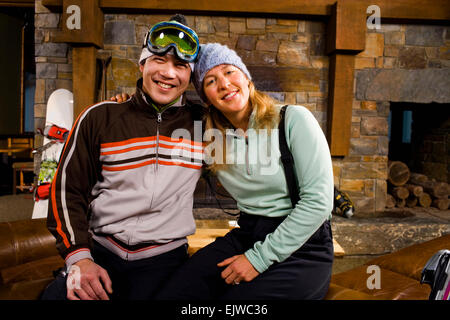 USA, Montana, Whitefish, Portrait de couple en face de cheminée Banque D'Images