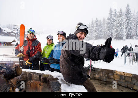 USA, Montana, Whitefish, groupe de skieurs ayant briser Banque D'Images