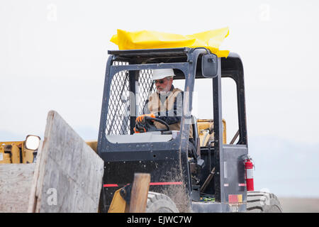 USA, Montana, Kalispell, Senior man working on génie civil Banque D'Images