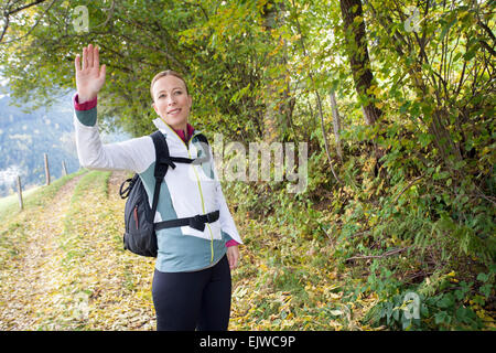 L'Autriche, Salzburger Land, Maria Alm, Woman waving at camera Banque D'Images