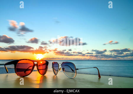 Lunettes de soleil au coucher du soleil sur la célèbre plage tropical Playa del Norte à Isla Mujeres, Mexique Banque D'Images