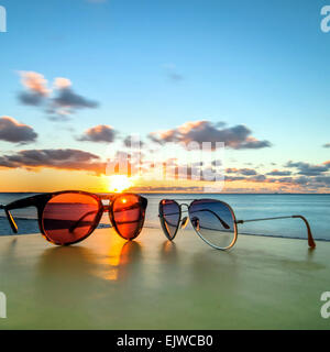 Lunettes de soleil au coucher du soleil sur la célèbre plage tropical Playa del Norte à Isla Mujeres, Mexique Banque D'Images