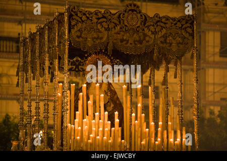 Statue de Madonna, la Vierge Marie dans la Pâques de Cordoba, Espagne. Ces Pasos sont portées en procession par Costaleros pendant t Banque D'Images