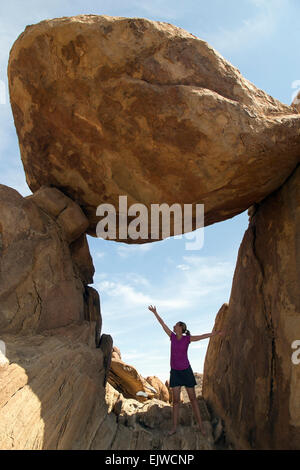 USA, Texas, Big Bend National Park Hills, Grapevine femme visiter Balanced Rock Banque D'Images