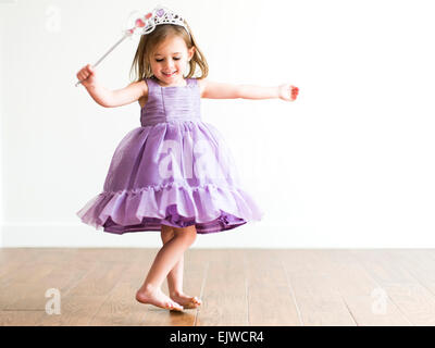 Girl (4-5) in costume dancing princess Banque D'Images