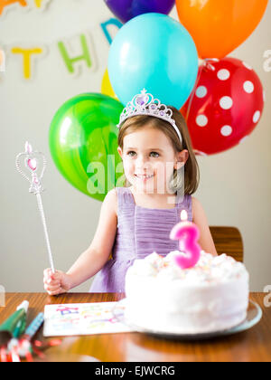 Girl (4-5) at Birthday party Banque D'Images