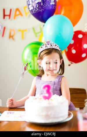 Girl (4-5) at Birthday party Banque D'Images