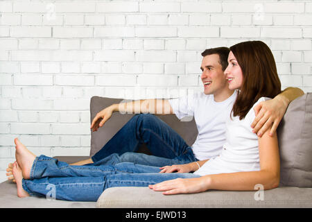 Heureux couple watching TV Banque D'Images