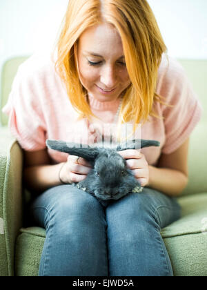 Femme de caresser le lapin Banque D'Images