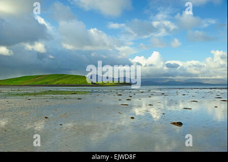 L'Irlande, dans le comté de Mayo, Clew Bay, les nuages se reflétant dans l'eau calme Banque D'Images