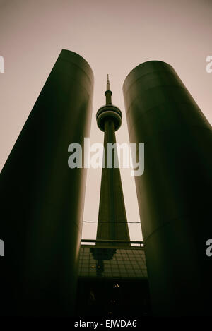 Canada, Toronto, Low angle view, symétrique de la structure intégrée et tour de communications, teinté de droit Banque D'Images
