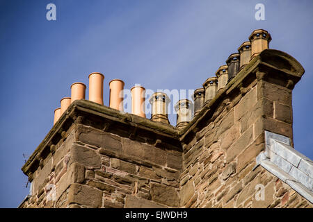 Une rangée de pots de cheminée édouardienne écossais sur le toit d'un bâtiment du début du xxe siècle dans le centre de Dundee, Royaume-Uni Banque D'Images