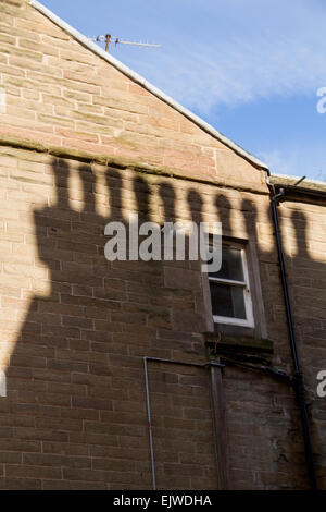 Une rangée de pots de cheminée édouardienne se découpant sur la fin d'un grand pignon immeuble du xixe siècle dans le centre de Dundee, Royaume-Uni Banque D'Images