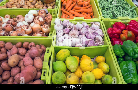 Différents Légumes et fruits à la vente à un marché Banque D'Images