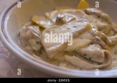 Close-up 'pâtes Italiennes' avec des champignons bolets Tortelloni crème,et les herbes. Banque D'Images