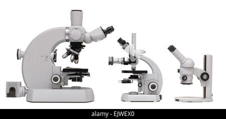 Microscope Vintage famille (isolé), de base, moyen et modèle avancé côte à côte Banque D'Images