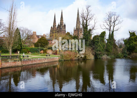 Vue de la cathédrale La cathédrale avec piscine dans l'avant-plan Bird Street Lichfield Staffordshire UK Banque D'Images