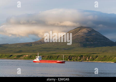 Cargo rouge du jura paps passant port askaig Banque D'Images