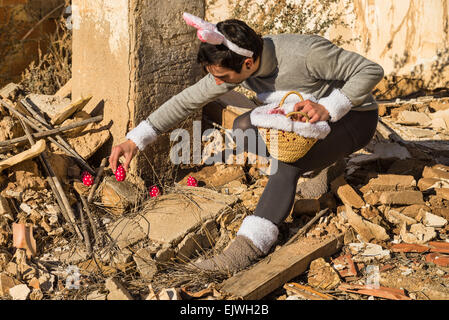 Lapin de Pâques oeufs cacher parmi les décombres d'une maison abandonnée Banque D'Images