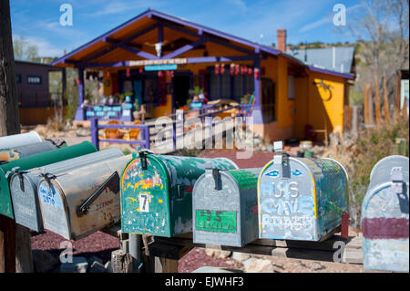 USA New Mexico NM Madrid sur la piste Turquoise boîtes aux lettres le long d'une ancienne ville minière aujourd'hui une communauté de l'art Banque D'Images