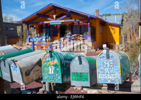 USA New Mexico NM Madrid sur la piste Turquoise boîtes aux lettres le long d'une ancienne ville minière aujourd'hui une communauté de l'art Banque D'Images