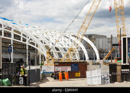 Travaux d'être érigée en juillet 2014 pour le nouveau toit à la gare Victoria de Manchester. Banque D'Images
