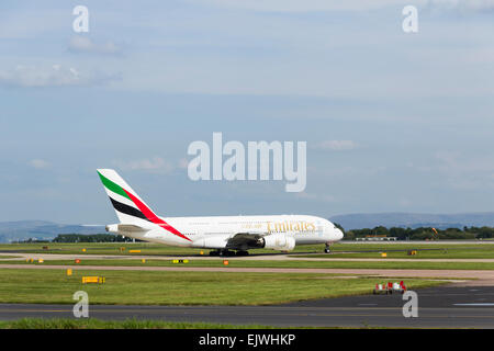 Unis Airbus A380 le roulage vers la piste de décollage à l'aéroport de Manchester pour le vol à destination de Dubaï. Banque D'Images