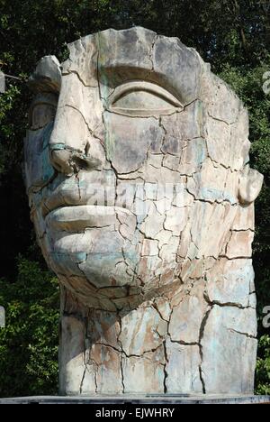 Tête géante et sculpture de visage dans le parc de sculptures de Boboli Gardens, Florence, Italie. Banque D'Images