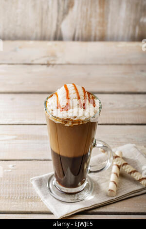 Café froid avec de la glace et de caramel dans un verre Banque D'Images