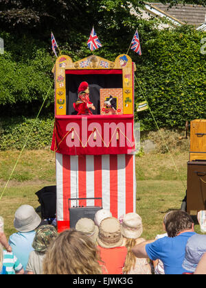 Les enfants regardant un britannique Punch et Judy show Banque D'Images