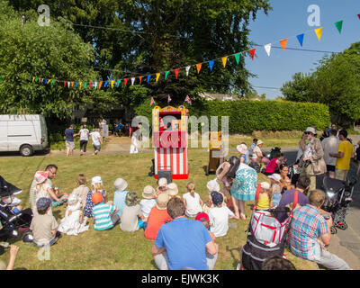 Les enfants regardant un britannique Punch et Judy show Banque D'Images