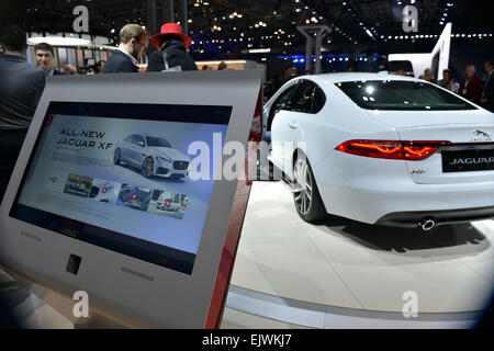 New York, USA. 1er avril 2015. Visiteurs Découvrez la nouvelle Jaguar XF au New York International Auto Show, à New York, États-Unis, le 1 avril 2015. Mercedes-Benz, Ford, Jaguar, Aston Martin, et Cadillac a débuté leurs nouveaux produits le mercredi au cours de l'aperçu de la presse Journée de 2015 New York International Auto Show. Credit : Wang Lei/Xinhua/Alamy Live News Banque D'Images