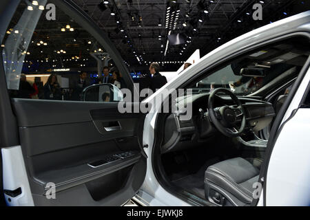 New York, USA. 1er avril 2015. Visiteurs Découvrez la nouvelle Jaguar XF au New York International Auto Show, à New York, États-Unis, le 1 avril 2015. Mercedes-Benz, Ford, Jaguar, Aston Martin, et Cadillac a débuté leurs nouveaux produits le mercredi au cours de l'aperçu de la presse Journée de 2015 New York International Auto Show. Credit : Wang Lei/Xinhua/Alamy Live News Banque D'Images