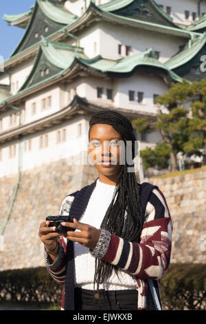Une jeune femme voyageant au Japon visiter Château de Nagoya. Banque D'Images