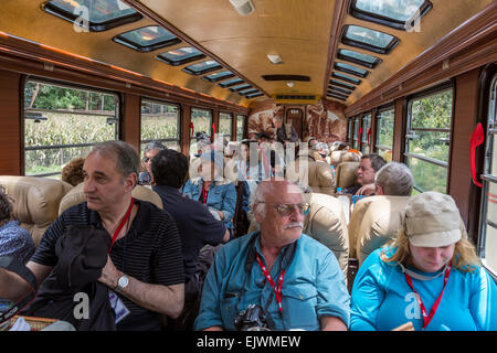 Le Pérou. Les passagers de classe affaires, Train Rail Inca Ollantaytambo à Machu Picchu. Banque D'Images