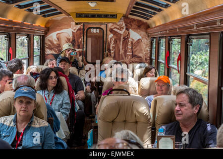 Le Pérou. Les passagers de classe affaires, Train Rail Inca Ollantaytambo à Machu Picchu. Banque D'Images