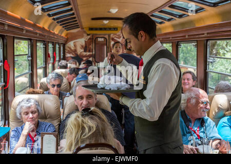 Le Pérou. Les passagers de classe affaires, Train Rail Inca Ollantaytambo à Machu Picchu. Banque D'Images