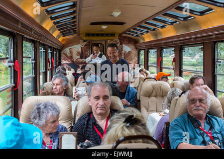 Le Pérou. Les passagers de classe affaires, Train Rail Inca Ollantaytambo à Machu Picchu. Banque D'Images