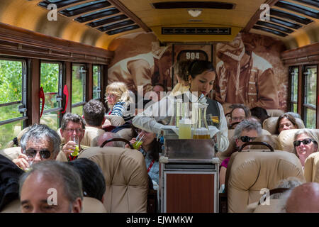 Au Pérou, le Machu Picchu. Des rafraîchissements sont servis sur la classe affaires Rail Inca d'Ollantaytambo train à Machu Picchu. Banque D'Images