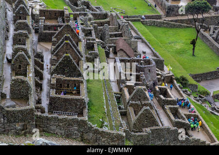 Au Pérou, le Machu Picchu. Regarder sur le temple du Soleil et la résidence royale. Banque D'Images