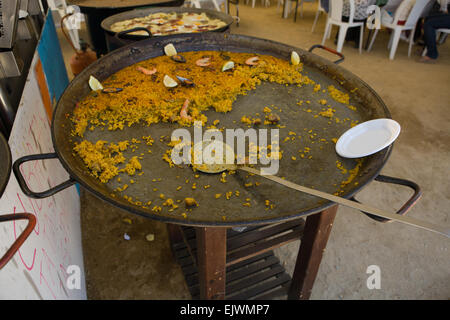 Une énorme paella, un plat traditionnel espagnol, à la Cordoba, Espagne, juste dans la manière démodée Banque D'Images