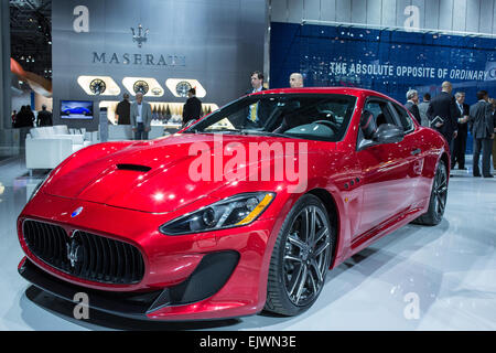 New York, NY - 1 avril 2015. Une Maserati Gran Turismo MC rouge Centennial est montré au New York International Auto Show. L'édition du centenaire, avec un style unique dispose, est produite en 2015 seulement, marquant le 100e année de Maserati. Credit : Ed Lefkowicz/Alamy Live News Banque D'Images