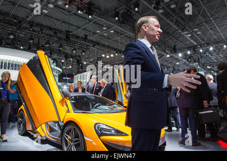 New York, NY - 1 avril 2015. Le constructeur automobile britannique McLaren's CEO Mike Flewitt parle à des journalistes à propos de son entrée de gamme 570S la mi-moteur des voitures de sport à la New York International Auto Show. La voiture est au prix de £ 145 000, environ US$180 000. Credit : Ed Lefkowicz/Alamy Live News Banque D'Images