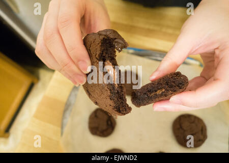 Rempli de nutella chocolate chip cookie home made Banque D'Images