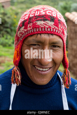 Pérou, vallée de l'Urubamba, Village Quechua d'Misminay. Un homme portant un chapeau traditionnel. Banque D'Images
